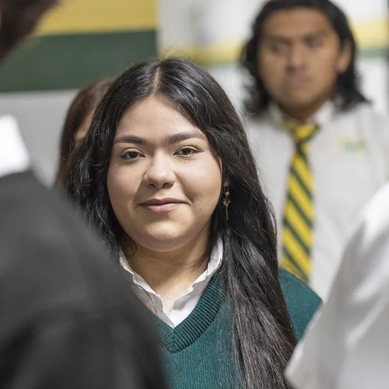 student in hallway Estudiante de Detroit Cristo Rey en el pasillo