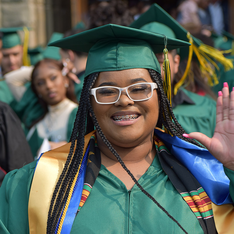 Sonriente estudiante de Detroit Cristo Rey en su graduación
