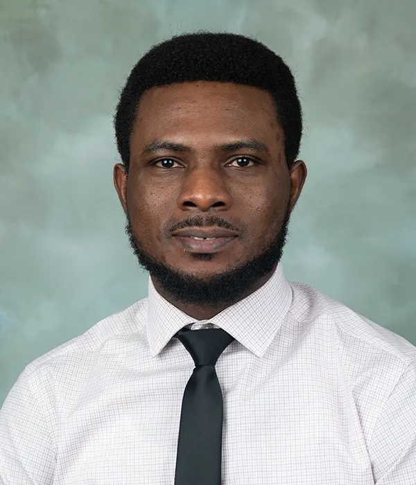 Abraham Norgbeji Abraham Norgbeji, Profesor de Matemáticas