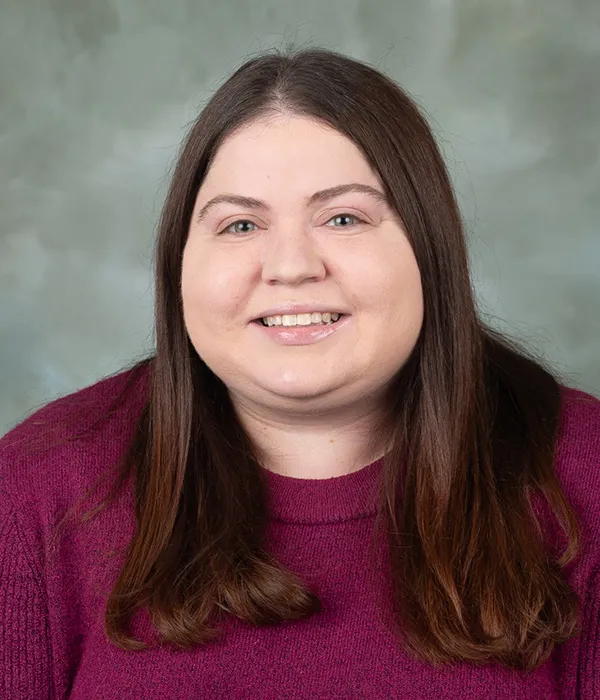 Hillary Sesi Hillary Sesi - Directora de Vida Estudiantil y Familiar